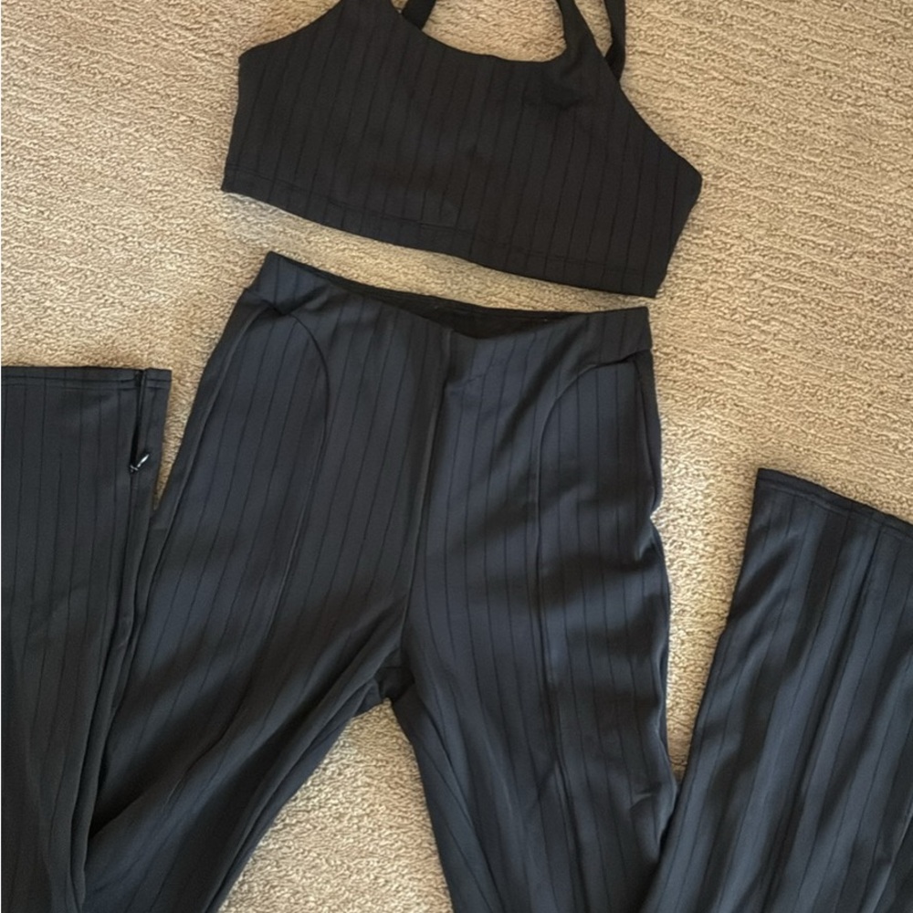 Alo yoga pinstripe navy shorts Women's Pants & sports bra